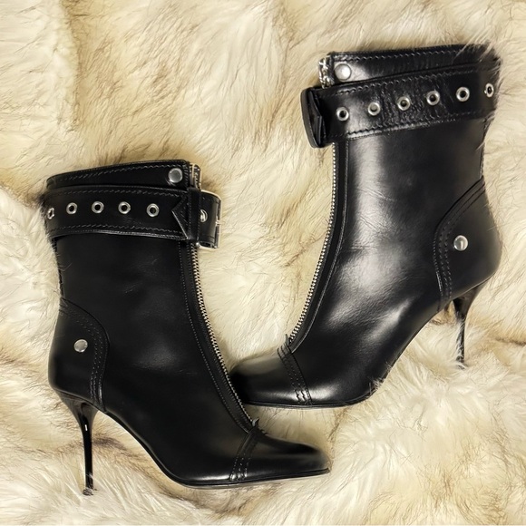 ALEXANDER MCQUEEN
Black leather ankle boots
Women’s size 9 US - Picture 9 of 14